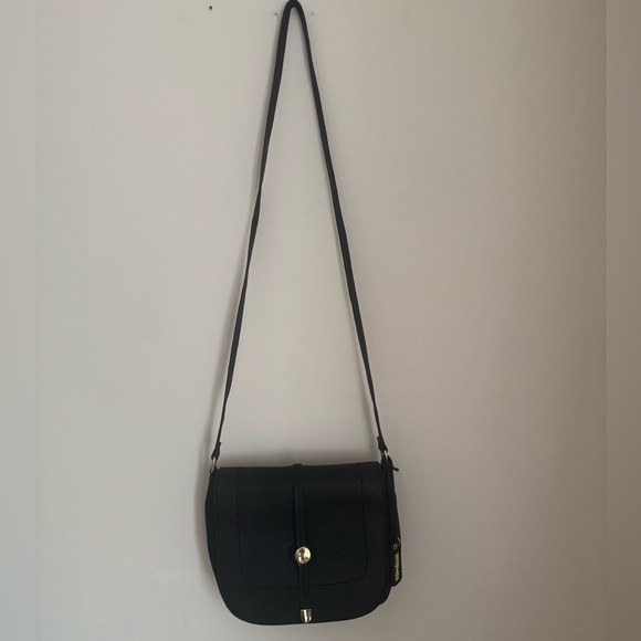 Kenneth Cole Reaction Black Pebbled Crossbody Saddle Bag Gold Tone Hardware NWOT - Picture 6 of 9